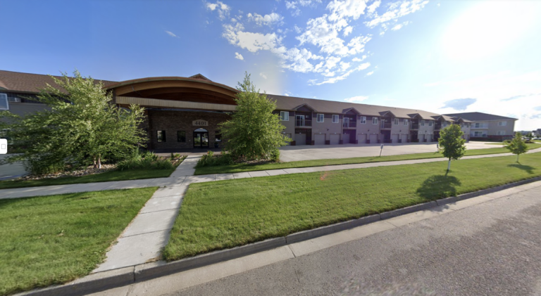 Image of front Edgewood Mandan at Lakewood building